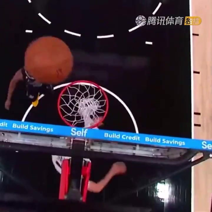 罕見(jiàn)一幕！努爾基奇拋投 球神奇停在籃板上沿 看呆凱爾登！（努爾基奇集錦）