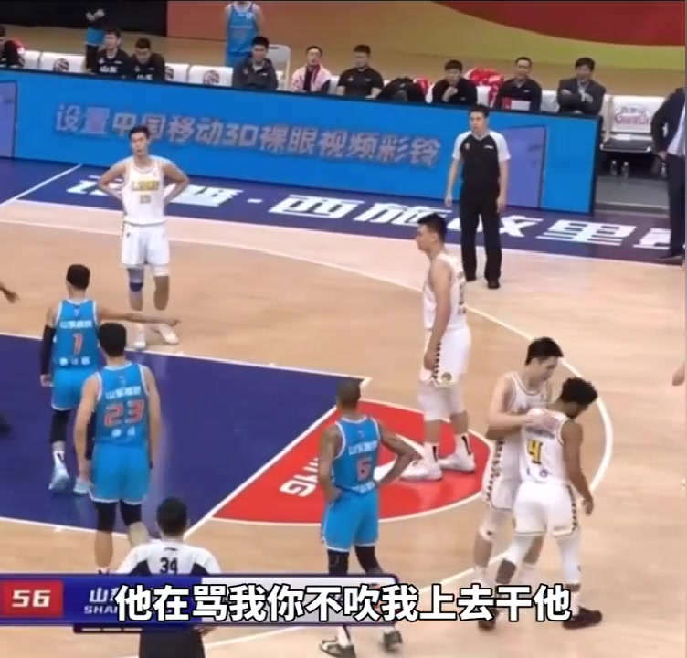 被庫(kù)克罵毛了？高詩(shī)巖對(duì)裁判說(shuō)：他再罵我你不吹，我就上去干他！（高詩(shī)巖對(duì)新疆）